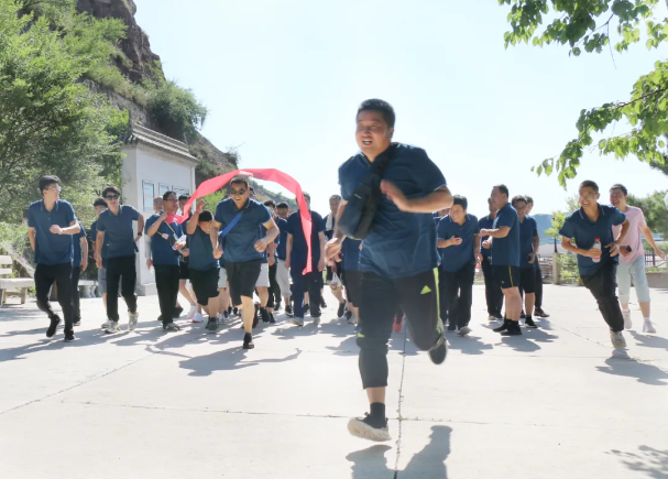 增強團隊合力 展示泓源風(fēng)采 ——泓源公司開展登山比賽活動(圖3)